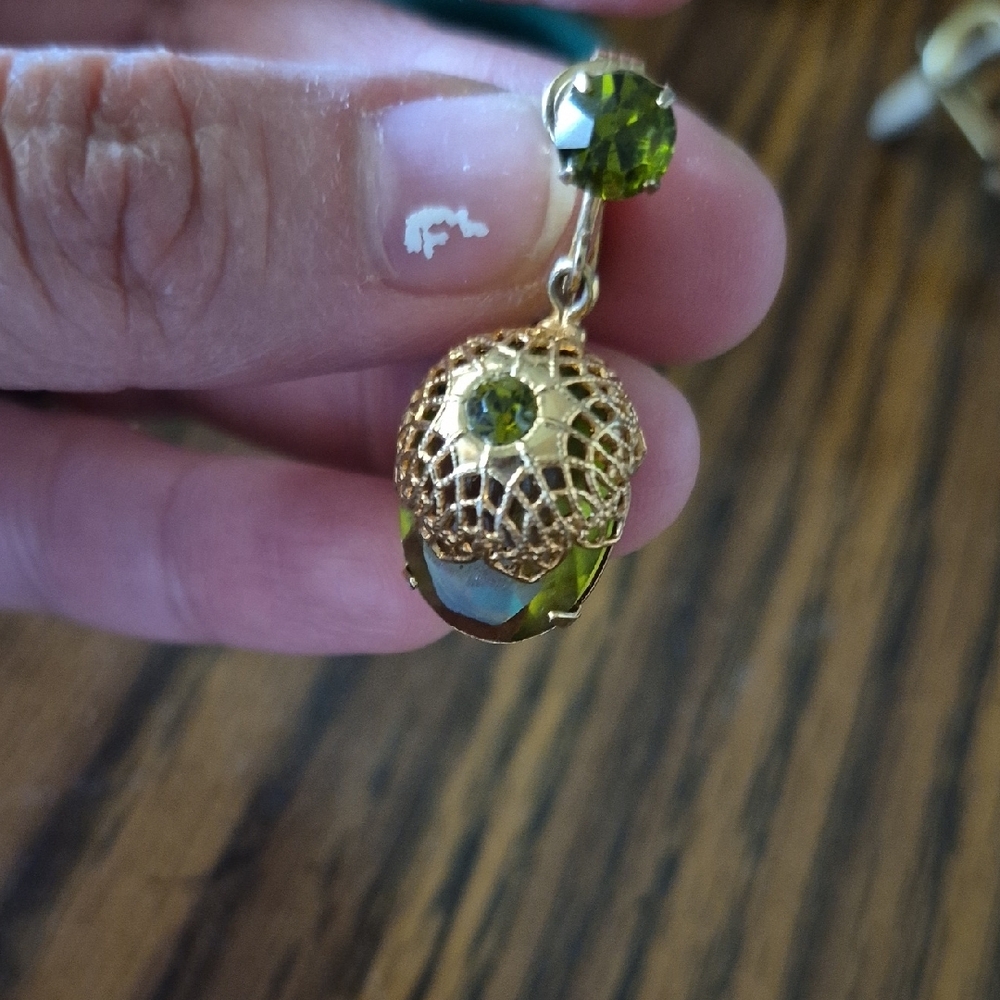 Sarah Coventry Gold and Green Teardrop Earrings with Clip-On Closure - Picture 4 of 4